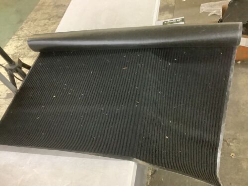 Rubber Floor Mat, 4 x 6 - Needs Cleaned - Lot 401JF