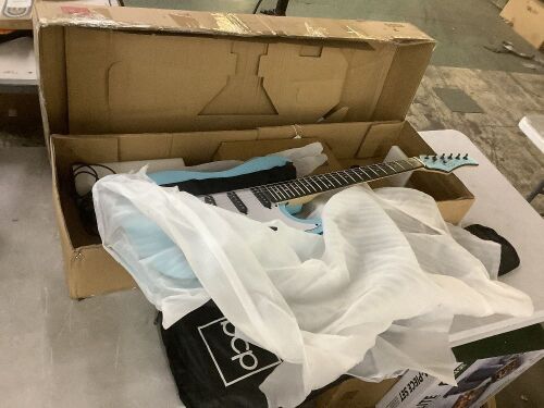 Beginner Electric Guitar Kit w/ Case, 10W Amp, Tremolo Bar - 39in - Lot 538