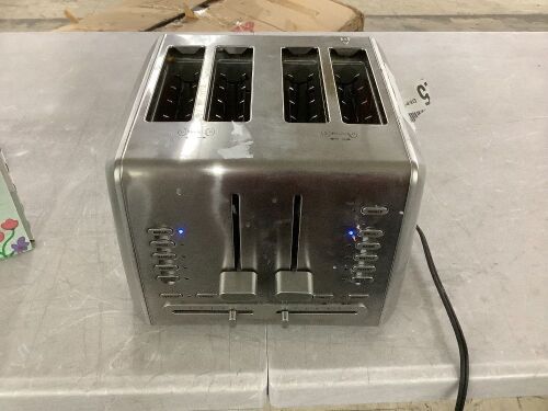 Cuisinart 4-Slice Toaster - Gets Hot - Lot 772