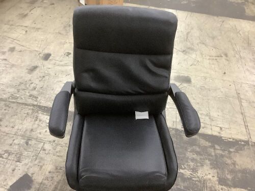 Office Chair - Missing 1 Wheel - Lot 650