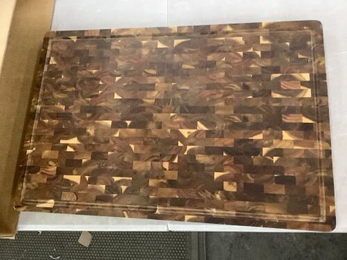 Quelluxe Cutting Board - Small Crack - Lot 465