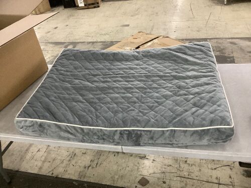 30" x 40" Dog Bed - Lot 571