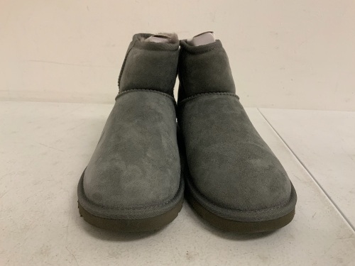 Ugg Womens Boots, 6, Appears New, Sold as is - Lot 162