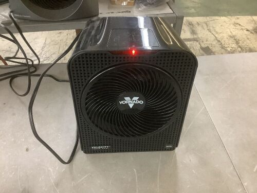 Vornado Forced Air Velocity 5 Whole Room 1500-Watt 5118 BTU Electric Space Heater - Lot 839JF