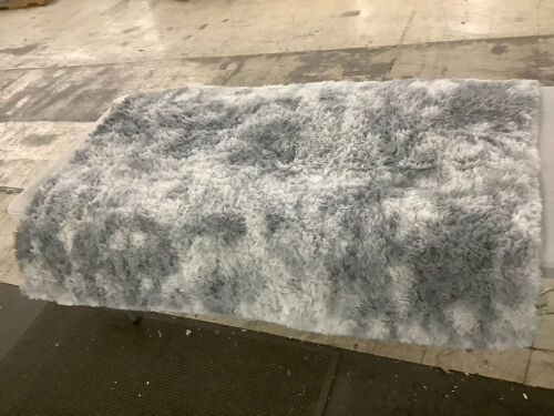 Fluffy Area Rug, 5 x 7 - Lot 365