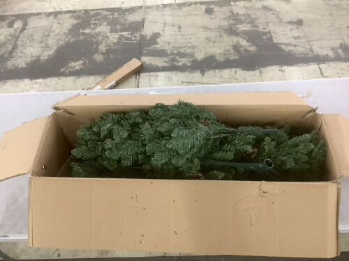 Decoway 6FT Artificial Christmas Tree - Lot 662