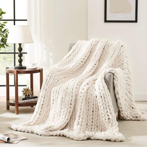L'AGRATY Chunky Knit Chenille Throw Blanket, 50" x 60" - Lot 690