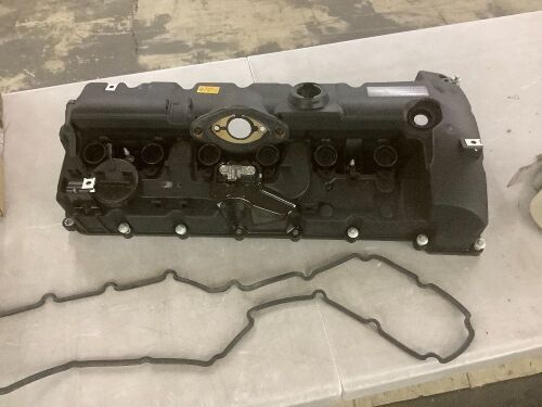 Engine Valve Cover For BMW E70 E82 E90 E91 Z4 X3 X5 128i 328i 528i 535i 328xi 528xi 328i xDrive 528i xDrive - Lot 585