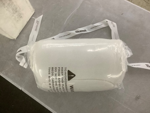 Touchat Faux Fur Blanket - Lot 497