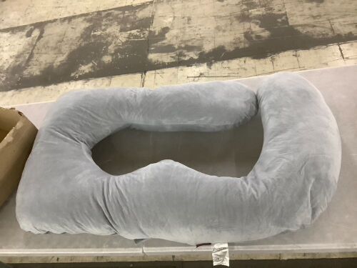 Momcozy Pregnancy Pillow - Lot 655