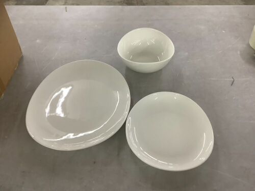 18 Piece Dish Set - Lot 243