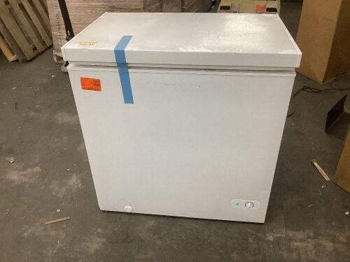 Vissani 7.0 cu. ft. Manual Defrost Chest Freezer with LED Light - Hinge Area Dented, Lid Will Not Fully Shut - Lot 828JF