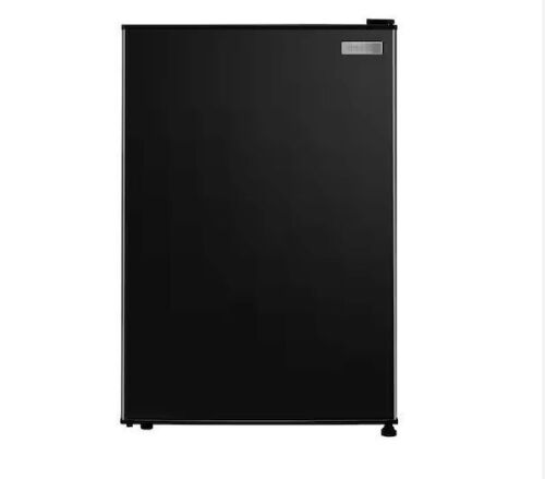 Vissani 2.6 cu. ft. Mini Refrigerator with 3-Glass Shelves and Manual Defrost in Black, ENERGY STAR - Lot 61JF