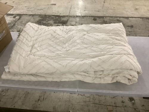 King Size Bedding Set, Comforter & 2 Shams - Lot 547