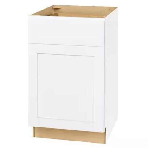 Hampton Bay Avondale 36 in. W x 24 in. D x 18 in. H Ready to Assemble Plywood Shaker Wall Bridge Kitchen Cabinet in Alpine White - Lot 59JF