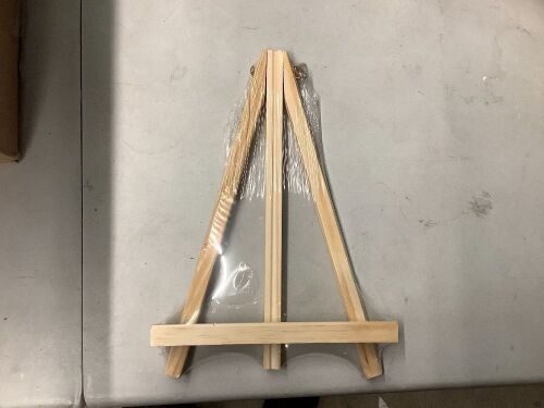 Case of Small Wooden Easels - Lot 7618