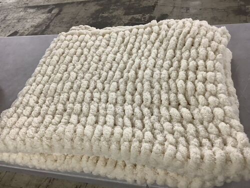 L'AGRATY Chenille Yarn Throw Blanket 50x60 - Lot 579