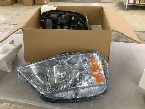 Headlight Assembly Pair - Unknown Fit - Lot 678