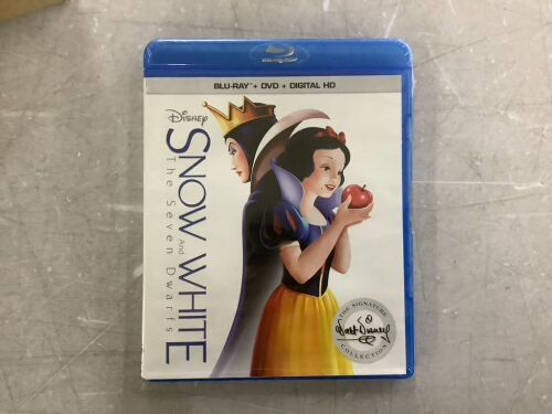 Case of (30) Snow White and the Seven Dwarfs - Blu-ray + DVD + Digital - Lot 531