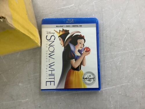 Case of (30) Snow White and the Seven Dwarfs - Blu-ray + DVD + Digital - Lot 535