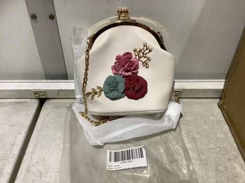 Lot of (12) White Handbags with Flower Accents - Lot 553