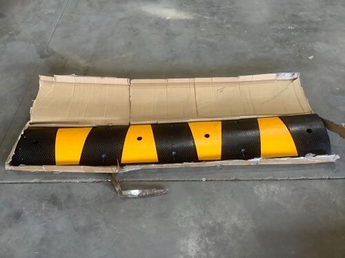 VEVOR 6' Rubber Speed Bump Heavy Duty Cable Protector Ramp 72.4 x 12 x 2.4 Inch 2-Channel  - Lot 567