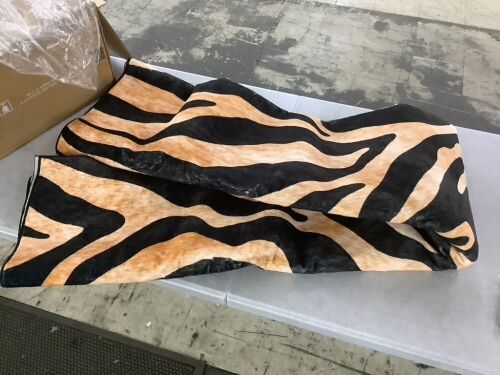 Zebra Print Rug, 8 x 10 - Lot 286