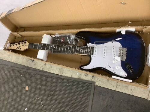39" CS Series Electric Guitar - Lot 594