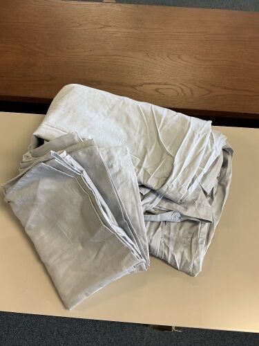 California Design Den Duvet Cover and 2 Pillow cases, Light Grey, Full/Queen - Lot 190