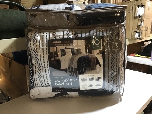 Hilden Queen Size 10 Piece Comforter Set - Navy/gray. Appears New - Lot 917