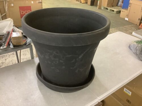 Bloem Terra 24 in. Black Plastic Planter with 20 in. Black Plastic Planter Saucer Tray - Scuffed