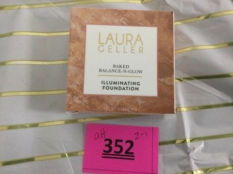 LAURA GELLER NEW YORK Baked Balance-N-Glow Illuminating Foundation - Light