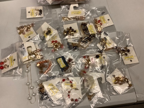 Lot of (20) Misc. womens costume jewelry - Lot 121