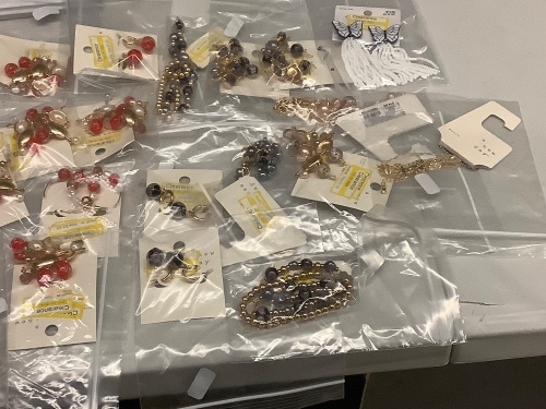 Lot of (20) Misc. womens costume Jewelry - Lot 131