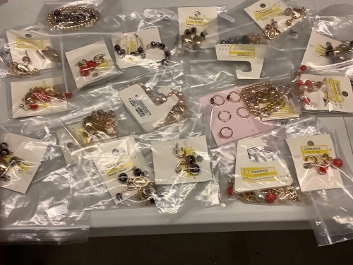 Lot of (20) Misc. womens costume jewelry - Lot 141