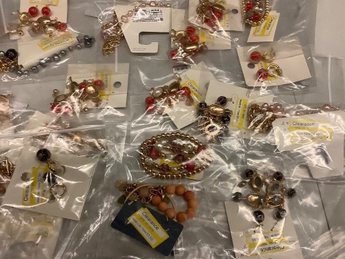 Lot of (20) Misc. womens costume jewelry - Lot 151