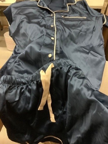 Lot of (4) Misc. clothing items - Lot 219