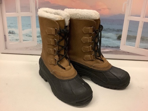 Insulated Hunting Boots - Size 10 M - Slight discoloration on whitle lining on right boot. - Lot 228