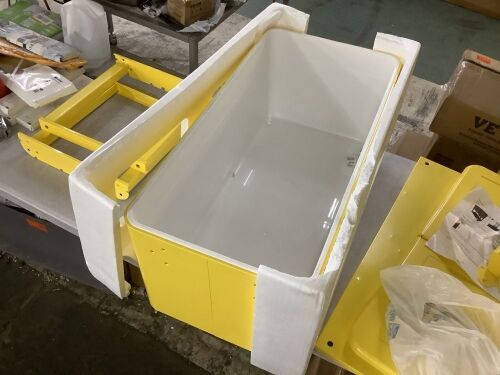80 Qt Rolling Ice Chest Cooler Cart - Missing Some Hardware