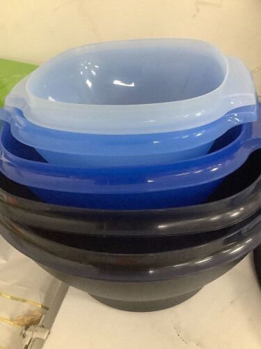 Set of 5 Bowls w/ Lids
