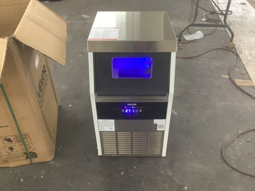 VEVOR Commercial Ice Maker Machine, 150 lbs/24h with 30 lbs Storage Capacity, Built-in/Freestanding/Under Counter, Stainless Steel Ice Maker with LED Display & Self-Cleaning