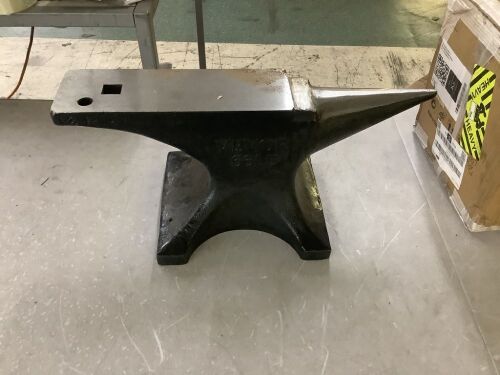 VEVOR 66Lbs Cast Steel Single Horn Anvil with Round and Square Hole
