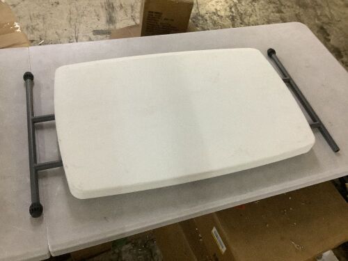 VINGLI 19.7D x 30W x 28H HDPE Adjustable Folding Table White - Missing 1 Foot Cap