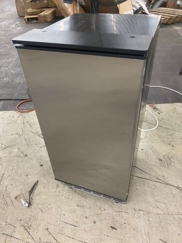 25-lb Ice Storage 80-lb Ice Per day Freestanding or Undercounter/Built-in Cubed Ice Maker