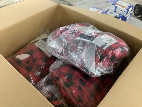 Lot of (6) Mens Buffalo Plaid Robes, S/M