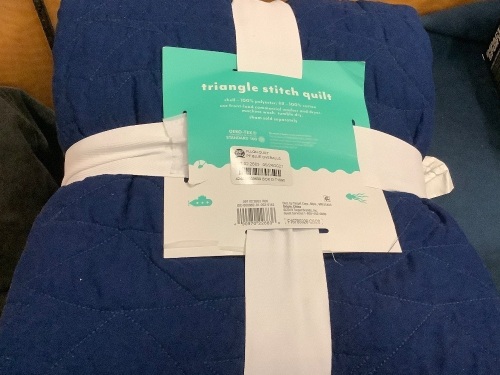 Pillowfort Triagle Stitch Quilt, Full/Queen, Blue - Lot 127