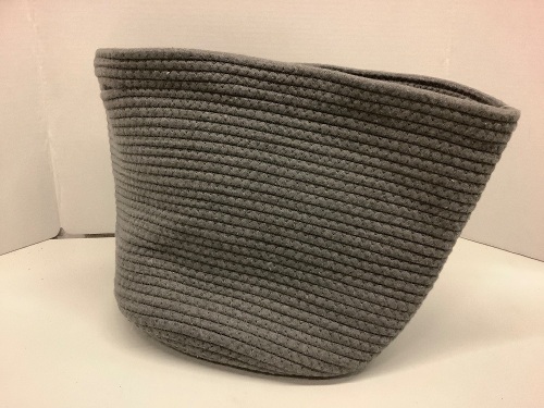Woven decorative basket - Lot 173