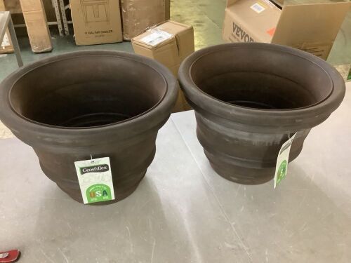 Lot of (2) Grosfillex Tuscany 15.12 in. W x 11.22 in. H Rust Resin Indoor/Outdoor Decorative Pots Planter