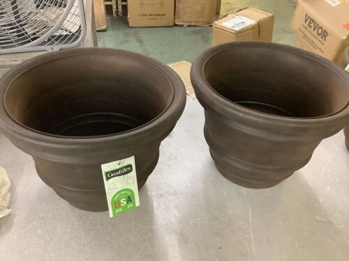 Lot of (2) Grosfillex Tuscany 15.12 in. W x 11.22 in. H Rust Resin Indoor/Outdoor Decorative Pots Planter