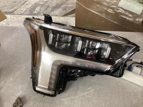 Toyota Tundra Passenger Headlight - Scratched